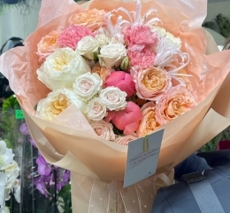 Букет из пионов Коралл Шарм, роз Вики гарденс,  Джульетта, нерине и диантусов