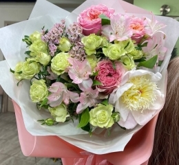 Букет из роз Пинк монстер, пиона, кустовой розы, альстромерии и хамелациума