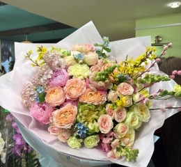 Букет с сиренью, пионами Сара Бернар, кустовыми пионовидными розами, форзицией, гвоздиками, антириниумом, Твидией, веточками вербы, розами Вегги