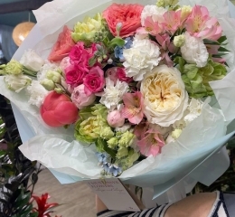 Букет из пионов Коралл Шарм, розы Вегги, Вики Гарденс и Кенди эксрешн, твидии, эустомы и альстромерии