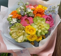 Букет из пионов Коралл Шарм, роз Вегги, твидии, дельфиниума и кустовых роз