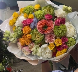 Букет из пионов, роз разных сортов, хризантемы, вибурнума Букет из пионов, роз разных сортов, хризантемы, вибурнума