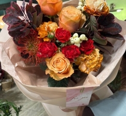 Букет с нутаном, розами Кахала, гвоздиками Брауни вип, котинусом, симфорикарпусом, розами кустовыми Зетс ред Букет с нутаном, розами Кахала, гвоздиками Брауни вип, котинусом, симфорикарпусом, розами кустовыми Зетс ред