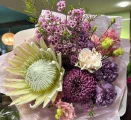 Букет с протеей королевской, хамелациумом, эустомой Алиса Пинк, гвоздиками Гипноз, розами Коттон экспрешн, хризантемами Бигуди Букет с протеей королевской, хамелациумом, эустомой Алиса Пинк, гвоздиками Гипноз, розами Коттон экспрешн, хризантемами Бигуди