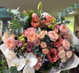 Букет с розами Джульетта, Джентл Трендсеттер, Роял Блаш, Мандарин, фаленопсисами, эустомой, вибурнумом (ягода), клематисами, лилиями, эвкалиптом Букет с розами Джульетта, Джентл Трендсеттер, Роял Блаш, Мандарин, фаленопсисами, эустомой, вибурнумом (ягода), клематисами, лилиями, эвкалиптом