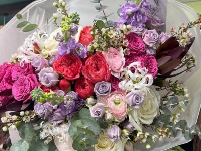 Букет из кустовой пионовидной розы и роз Плая Бланка, маттиолы, ранункулюсов, нерине, хамелациума