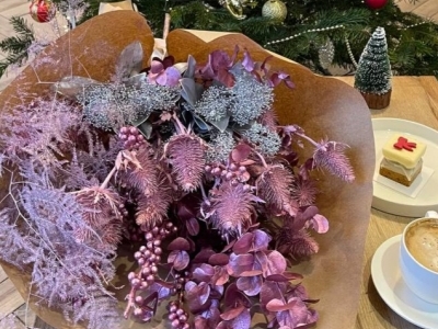 Букет зимний розовый из растительного декора от Vip roses