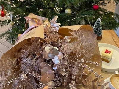 Букет зимний розовое золото из растительного декора от Vip roses