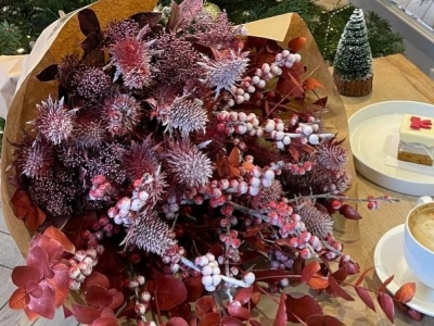 Букет зимний красный из растительного декора от Vip roses