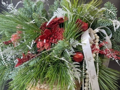 Композиция в корзине из веточек нобилиса и пинуса, белого аспарагуса и с праздничным декором