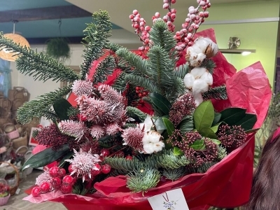 Букет зимний с живыми веточками нобилиса, илекса, хлопком, скиммией и эрингиумом 