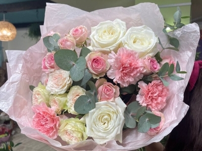 Букет из роз Плая бланка и кустовой, диантуса и эвкалипта