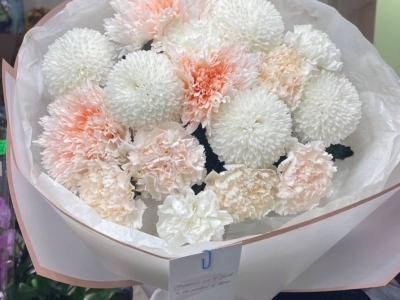 Букет с хризантемами и гвоздиками