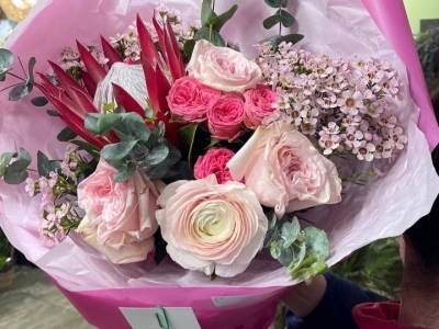 Букет с протеей, розами, ранункулюсами и хамелациумом и 