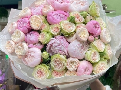 Букет с пионами и розами разных сортов