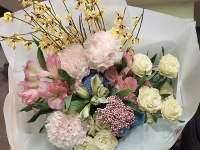 Букет с кустовыми розами Лимузин, хризантемами Сантини, гвоздиками, альстромерией, озотамнусом, генистой