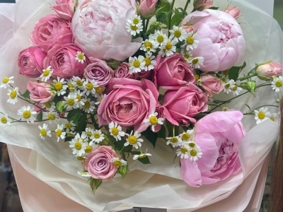 Букет из пионов, розы Сильва Пинк и Одиллии, танацетума