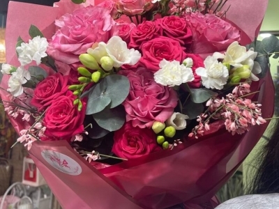 Букет из роз, фрезии, генисты, твидии и гвоздики Шабо