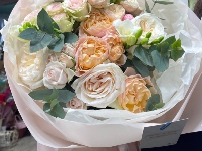 Букет из кустовой и одноголовой пионовидной розы, фрезии и эвкалипта