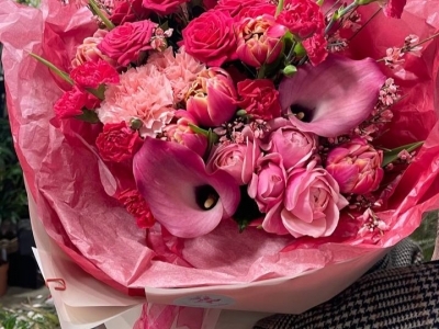 Букет из роз разных сортов, калл, тюльпанов, гвоздики