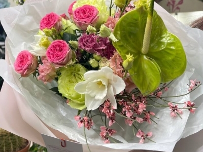 Букет из антуриума, ирисов, роз, эустомы и генисты