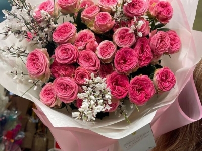 Букет из роз Элисана и генисты