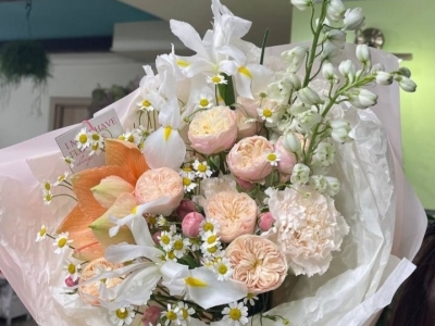 Букет из амариллиса, роз Роял блаш, танацетума, дельфиниума и ирисов