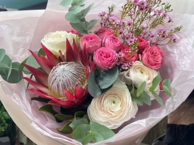 Букет из протеи, ранункулюсов, роз и хамелациума