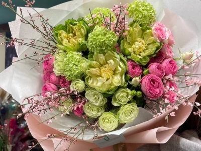 Букет из роз разных сортов, генисты и вибурнума
