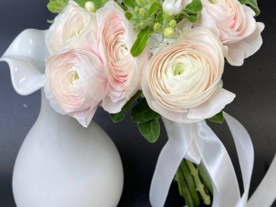 Свадебный букет из ранункулюсов и твидии