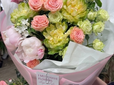 Букет из роз Вегги и кустовой пионовидной розы, пионов, твидии и эустомы