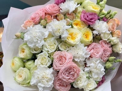 Букет из роз разных сортов, диантусов, эустомы