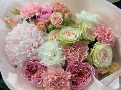 Букет из роз Пинк монстер, кустовых роз, хризантемы Ту-ту, диантусов