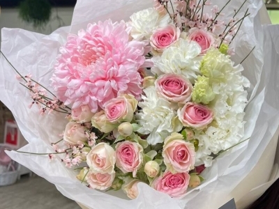 Букет из хризантемы, кустовой розы, диантусов и генисты