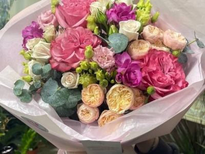 Букет из роз разных сортов, эустомы, фрезии и эвкалипта