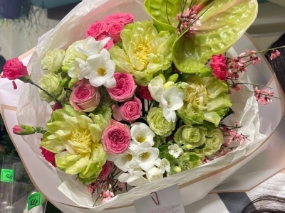 Букет из роз Вегги, кустовой пионовидной розы, антуриума, фрезии, генисты и гвоздики Шабо