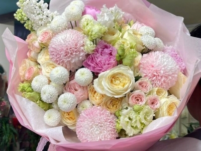 Букет из роз, пионов, хризантем, эустомы и сирени