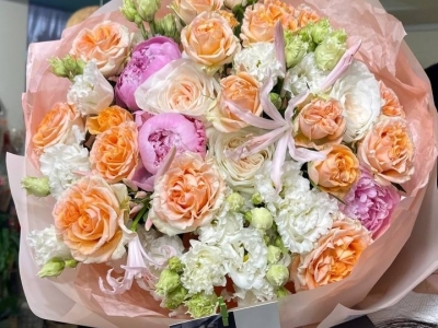 Букет из роз разных сортов, пионов, нерине и эустомы