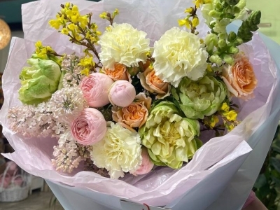 Букет из роз Вегги и кустовой пионовидной розы, сирени, форзиции и антирриниума