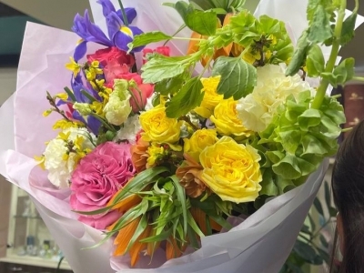 Букет из роз Кантри блюз, кустовой пионовидной розы, фритиллярии, форзиции, гвоздики, ранункулюсов Баттерфляй и ирисов