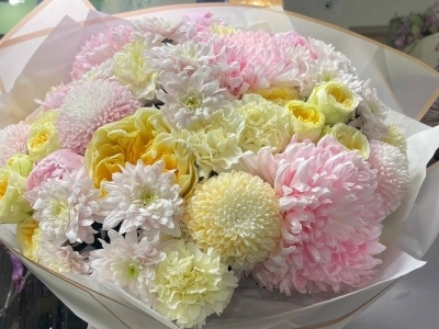 Букет из хризантемы, роз и пионов