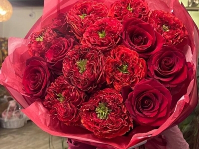 Букет из роз Ред монстер и Эксплорер