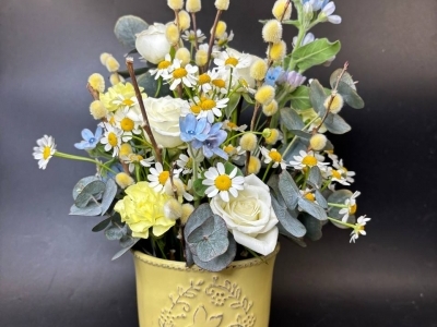 Пасхальная композиция из веточек вербы, роз, танацетума, твидии и эвкалипта