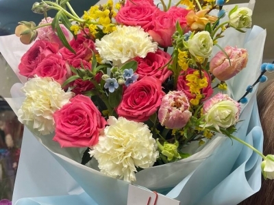 Букет из роз Беллалинда цериз, гвоздики, ранункулюсов Баттерфляй, твидии, форзиции и тюльпанов