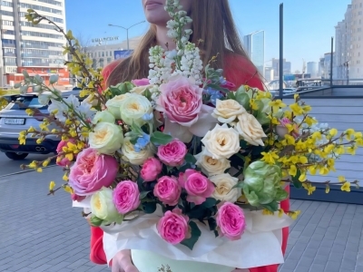 Композиция из роз разных сортов, сирени, дельфиниума, форзиции, твидии