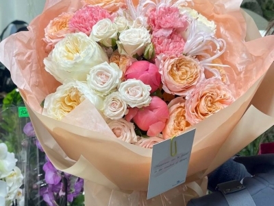 Букет из пионов Коралл Шарм, роз Вики гарденс,  Джульетта, нерине и диантусов