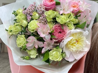 Букет из роз Пинк монстер, пиона, кустовой розы, альстромерии и хамелациума