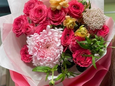 121 рубль букет из кустовой пионовидной роз, хризантемы Ту-ту, озатамнуса и ранункулюсов Баттерфляй