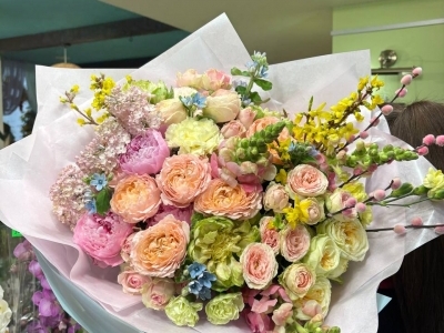 Букет с сиренью, пионами Сара Бернар, кустовыми пионовидными розами, форзицией, гвоздиками, антириниумом, Твидией, веточками вербы, розами Вегги