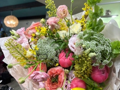 Букет из пионы Корал Шарм, Амми Майус, Розы Мандарин, эустома розовая, эремурс, форзиция, ранункулюс Батерфляй,молюцелла, фритиллярия